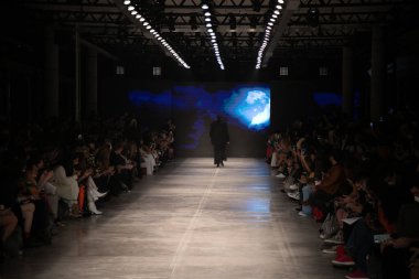 18 Kasım 2021, Sao Paulo, Brezilya: Brezilya Kültür Pavyonu 'nda düzenlenen SPFW N52' nin (Sao Paulo Moda Haftası) üçüncü gününde stilist Walerio Araujo SS 22 koleksiyonu