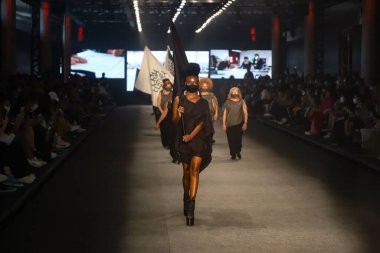 (SPFW N52: Cria Costura projesi SS 22 Koleksiyonu. 17 Kasım 2021, Sao Paulo, Brezilya: Brezilya Heykel Pavyonu 'nda düzenlenen SPFW' nin (Sao Paulo Moda Haftası) ikinci gününde Cria Costura Projesi SS 22 koleksiyonu