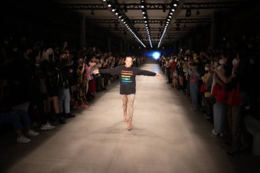18 Kasım 2021, Sao Paulo, Brezilya: Brezilya Kültür Pavyonu 'nda düzenlenen SPFW N52' nin (Sao Paulo Moda Haftası) üçüncü gününde stilist Walerio Araujo SS 22 koleksiyonu