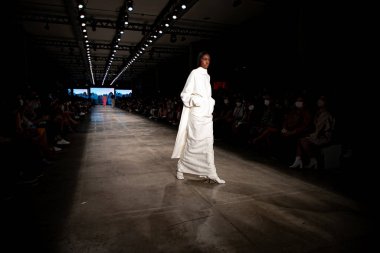 18 Kasım 2021, Sao Paulo, Brezilya: Brezilya Kültür Pavyonu 'nda düzenlenen SPFW N52' nin (Sao Paulo Moda Haftası) üçüncü gününde stilist Walerio Araujo SS 22 koleksiyonu