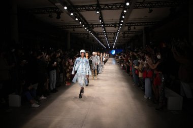 18 Kasım 2021, Sao Paulo, Brezilya: Brezilya Kültür Pavyonu 'nda düzenlenen SPFW N52' nin (Sao Paulo Moda Haftası) üçüncü gününde stilist Walerio Araujo SS 22 koleksiyonu