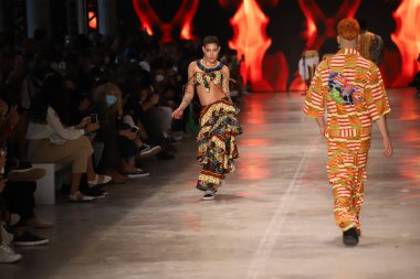 SPFW N52: Sankofa Geçidi: Meninos Rei projesi SS 22 koleksiyonu. 18 Kasım 2021, Sao Paulo, Brezilya: SPFW N52: Sankofa Geçidi: Meninos Rei projesi SS 22 koleksiyonu SPFW N52 'nin üçüncü gününde (Sao Paulo Moda Haftası)