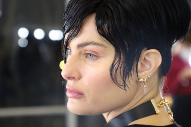 PFW N52: Serbest Ateş oyunundan esinlenilen geçit töreni (karakter kostümleri). 17 Kasım 2021, Sao Paulo, Brezilya: Santander Bankası Başkanı, Sergio Rial, geçit töreninde (karakter kostümlerinden esinlenerek)) 