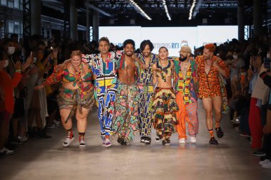 SPFW N52: Sankofa Geçidi: Meninos Rei projesi SS 22 koleksiyonu. 18 Kasım 2021, Sao Paulo, Brezilya: SPFW N52: Sankofa Geçidi: Meninos Rei projesi SS 22 koleksiyonu SPFW N52 'nin üçüncü gününde (Sao Paulo Moda Haftası)