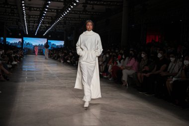 18 Kasım 2021, Sao Paulo, Brezilya: Brezilya Kültür Pavyonu 'nda düzenlenen SPFW N52' nin (Sao Paulo Moda Haftası) üçüncü gününde stilist Walerio Araujo SS 22 koleksiyonu