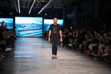 18 Kasım 2021, Sao Paulo, Brezilya: Brezilya Kültür Pavyonu 'nda düzenlenen SPFW N52' nin (Sao Paulo Moda Haftası) üçüncü gününde stilist Walerio Araujo SS 22 koleksiyonu