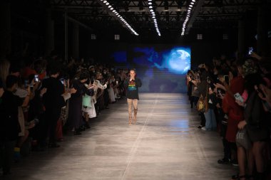 18 Kasım 2021, Sao Paulo, Brezilya: Brezilya Kültür Pavyonu 'nda düzenlenen SPFW N52' nin (Sao Paulo Moda Haftası) üçüncü gününde stilist Walerio Araujo SS 22 koleksiyonu