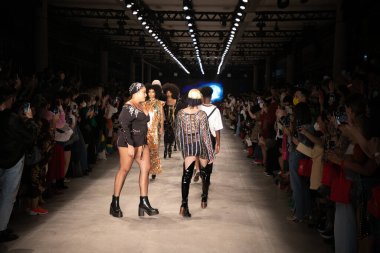 18 Kasım 2021, Sao Paulo, Brezilya: Brezilya Kültür Pavyonu 'nda düzenlenen SPFW N52' nin (Sao Paulo Moda Haftası) üçüncü gününde stilist Walerio Araujo SS 22 koleksiyonu