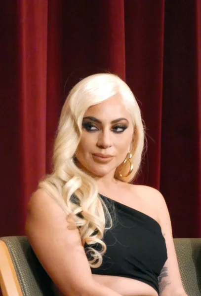 Lady Gaga Stuns Manhattan Première Van House Gucci Nov 2021 — Stockfoto