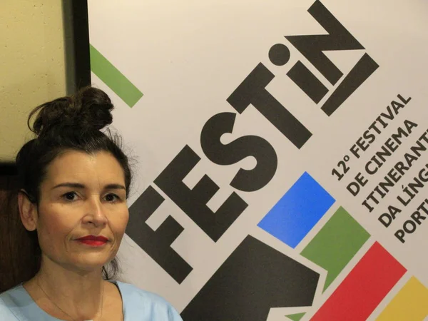 在里斯本举办了巡回葡萄牙语电影节 2021年11月17日 葡萄牙里斯本 巴西女演员兼诗人Elisa Lucinda 作家兼文化制片人Dominique Magalhaes及其丈夫 — 图库照片
