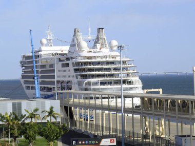 Lizbon 'da seyir terminali. 19 Kasım 2021, Lizbon, Portekiz: Lizbon şehri manzarası ve 19 Kasım Cuma günü Portekiz 'in başkentindeki gemi terminalinin terasından Tejo nehri üzerindeki tekneler)
