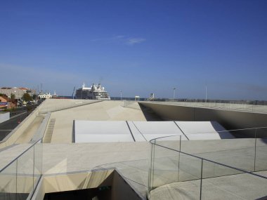 Lizbon 'da seyir terminali. 19 Kasım 2021, Lizbon, Portekiz: Lizbon şehri manzarası ve 19 Kasım Cuma günü Portekiz 'in başkentindeki gemi terminalinin terasından Tejo nehri üzerindeki tekneler)