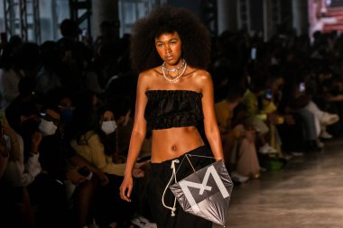 SPFW N52: Silverio markası SS 22 Collection 'dan Sankofa projesinin geçit töreni. 20 Kasım 2021, Sao Paulo, Brezilya: Silverio markası tarafından gerçekleştirilen Sankofa Geçit Töreni, SS 22 SPFW (Sao Paulo Moda Haftası) N52, Sao Paulo Moda Haftası