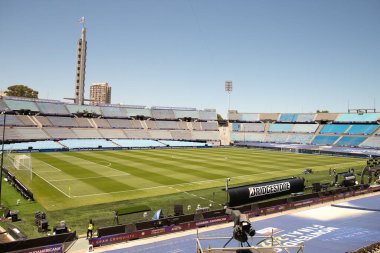 Copa Sudamericana Finalleri: Athletico Paranaense ve Red Bull Bragantino. Taraftarlar, Montevideo 'daki Centenario Stadyumu' nda düzenlenen Copa Sudamericana finalinde geçerli olan Athletico Paranense ile Red Bull Bragantino arasındaki futbol maçı için geldiler.,