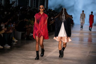 SPFW N52: Silverio markası SS 22 Collection 'dan Sankofa projesinin geçit töreni. 20 Kasım 2021, Sao Paulo, Brezilya: Silverio markası tarafından gerçekleştirilen Sankofa Geçit Töreni, SS 22 SPFW (Sao Paulo Moda Haftası) N52, Sao Paulo Moda Haftası