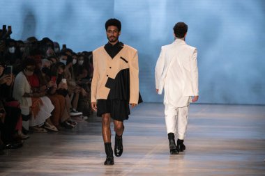 SPFW N52: Silverio markası SS 22 Collection 'dan Sankofa projesinin geçit töreni. 20 Kasım 2021, Sao Paulo, Brezilya: Silverio markası tarafından gerçekleştirilen Sankofa Geçit Töreni, SS 22 SPFW (Sao Paulo Moda Haftası) N52, Sao Paulo Moda Haftası