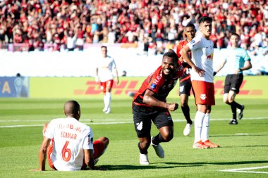 Futbol: Copa Sudamericana Finalleri: Athletico Paranaense ve Red Bull Bragantino. 20 Kasım 2021, Montevideo, Uruguay: Athletico Paranaense takımından Nikao 'nun attığı golün kutlanması, Athletico Paranaense ve 