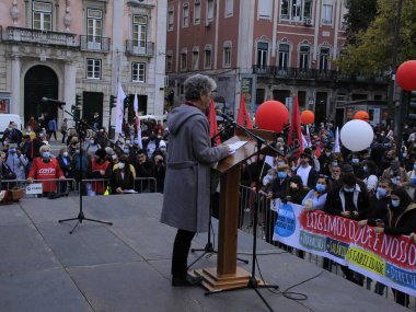 Lizbon 'da işçilerin ulusal gösterisi. 20 Kasım 2021, Lizbon, Portekiz: Portekizli işçiler daha iyi ücret ve haftalık çalışma saatlerinin azaltılması için ulusal bir gösteriye katıldılar ve istikrarsızlığın ortadan kaldırılmasını istediler 