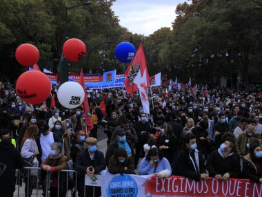 Lizbon 'da işçilerin ulusal gösterisi. 20 Kasım 2021, Lizbon, Portekiz: Portekizli işçiler daha iyi ücret ve haftalık çalışma saatlerinin azaltılması için ulusal bir gösteriye katıldılar ve istikrarsızlığın ortadan kaldırılmasını istediler 