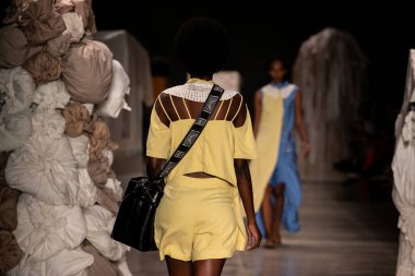 20 Kasım 2021, Sao Paulo, Brezilya: 20 Kasım Cumartesi günü Sao Paulo Kültür Merkezi 'nde düzenlenen SPFW (Sao Paulo Moda Haftası) N52 sırasındaki Angela Brito SS 22 Koleksiyonu Geçidi).