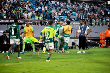 Conmebol Libertadores Finali: Palmeiras ve Flamengo: 27 Kasım 2021, Montevideo, Uruguay. Palmeiras oyuncuları, Centenario Stadyumu 'nda oynanan bir futbol maçında Flamengo' ya karşı 2-1 'lik galibiyetten sonra Conmebol Libertadores' in üç şampiyonluğunu kutladılar.