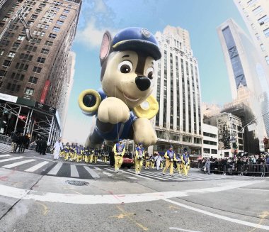 95. Macy 'nin Şükran Günü Geçidi 2021. 25 Kasım 2021, New York, ABD: 95. Macy 'nin Şükran Günü Geçidi 2021, tüm gücüyle geri döndü ve halk cadde boyunca tezahürat yapıyor ve 15 dev karakter balonuyla