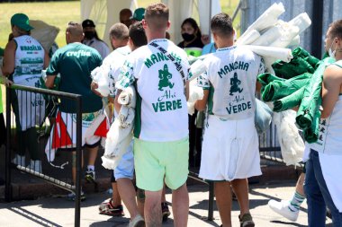 27 Kasım, Montevideo, Uruguay: Conmebol Libertadores Finali 'ni sahneleyecek olan Montevideo, Uruguay' daki Centenario stadyumunun girişinde Flamengo taraftarlarının hareketi