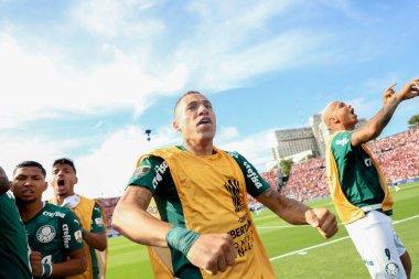 Conmebol Libertadores Finali: Palmeiras ve Flamengo: 27 Kasım 2021, Montevideo, Uruguay. Palmeiras oyuncuları, Centenario Stadyumu 'nda oynanan bir futbol maçında Flamengo' ya karşı 2-1 'lik galibiyetten sonra Conmebol Libertadores' in üç şampiyonluğunu kutladılar.