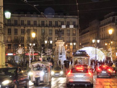 Lizbon 'da Baixa-Chiado. 28 Kasım 2021, Lizbon, Portekiz: 28 Kasım Pazar günü Lizbon 'daki Baixo-Chiado' da Noel süslemeleri ve Kara Cuma promosyonlarının keyfini çıkarmak için yoğun hareket).