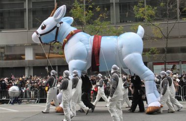 95. Macy 'nin Şükran Günü Geçidi 2021. 25 Kasım 2021, New York, ABD: 95. Macy 'nin Şükran Günü Geçidi 2021, tüm gücüyle geri döndü ve halk cadde boyunca tezahürat yapıyor ve 15 dev karakter balonuyla