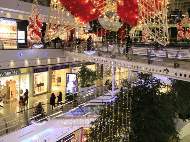 Lizbon 'da Kara Cuma. 26 Kasım 2021, Lizbon, Portekiz. Portekiz 'in başkenti Lizbon' daki alışveriş merkezleri ve mağazalarda tüketicilerin yoğun dolaşımı, Kara Cuma günü indirimli.. 