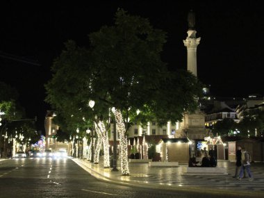 Yeni Coronavirus çeşidinin tehditlerine rağmen, Lizbon 'da sonbahar ve Noel süsleri ilgi çekiyor. 29 Kasım 2021, Lizbon, Portekiz: Lizbon 'daki turistik yerleri süsleyen Noel süsleri arasında insanlar yürüyor