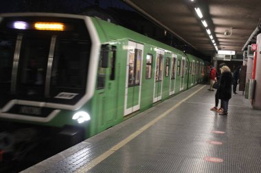 (İtalyan hükümeti 6 Aralık 'tan itibaren toplu taşıma için yeşil geçiş izni istiyor. 29 Kasım 2021, Milan, İtalya: 29 Kasım Pazartesi günü İtalya 'nın Milano metrosunda yolcu hareketi. İtalyan hükümeti yeşili sunmayı zorunlu kılıyor. 