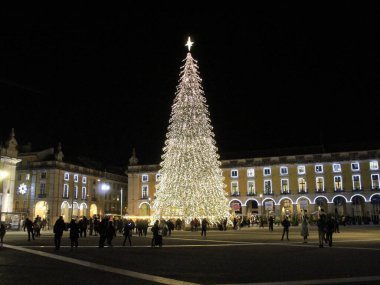 Lizbon 'daki Comercio Meydanı' nda Noel ağacı. 22 Kasım 2021, Lizbon, Portekiz: Noel ağacı şimdiden Lizbon 'un merkezindeki Comercio Meydanı' nda ışıklandırıldı. 