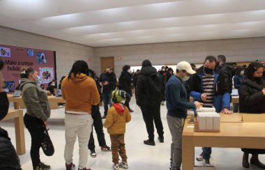 New York 'taki Apple Store' da Kara Cuma. 26 Kasım 2021, New York, ABD: New Yorklular ve turistler, 26 Kasım 'da başlayan Kara Cuma anlaşmasından faydalanmak için Manhattan, New York' taki 5. Cadde 'deki Apple mağazasını doldurdular