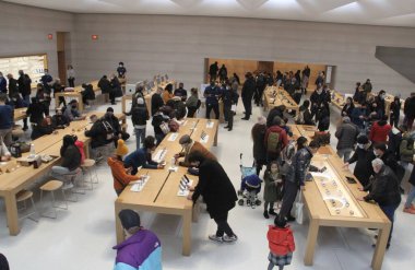 New York 'taki Apple Store' da Kara Cuma. 26 Kasım 2021, New York, ABD: New Yorklular ve turistler, 26 Kasım 'da başlayan Kara Cuma anlaşmasından faydalanmak için Manhattan, New York' taki 5. Cadde 'deki Apple mağazasını doldurdular
