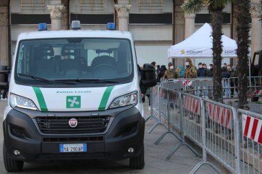 Milano 'daki Piazza Duomo. 28 Kasım 2021, Milano, İtalya: Milano, İtalya 'nın önde gelen meydanlarından Duomo Meydanı' nda 31 Aralık 'a kadar tekrar maske takmak zorunda kalan insanların yoğun hareketi