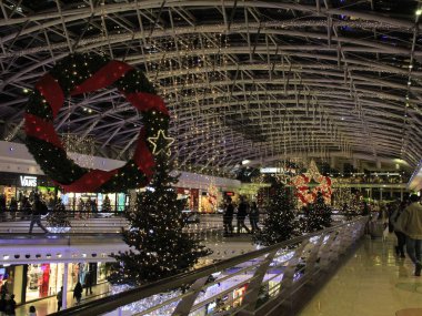 Lizbon 'da Kara Cuma. 26 Kasım 2021, Lizbon, Portekiz. Portekiz 'in başkenti Lizbon' daki alışveriş merkezleri ve mağazalarda tüketicilerin yoğun dolaşımı, Kara Cuma günü indirimli.. 