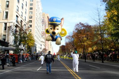 95. Macy 'nin Şükran Günü Geçidi 2021. 25 Kasım 2021, New York, ABD: 95. Macy 'nin Şükran Günü Geçidi 2021, tüm gücüyle geri döndü ve halk cadde boyunca tezahürat yapıyor ve 15 dev karakter balonuyla