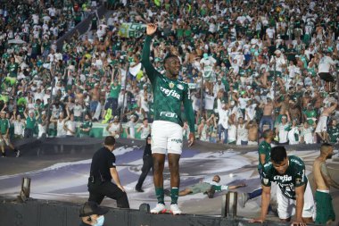 Conmebol Libertadores Finali: Palmeiras ve Flamengo: 27 Kasım 2021, Montevideo, Uruguay. Palmeiras oyuncuları, Centenario Stadyumu 'nda oynanan bir futbol maçında Flamengo' ya karşı 2-1 'lik galibiyetten sonra Conmebol Libertadores' in üç şampiyonluğunu kutladılar.