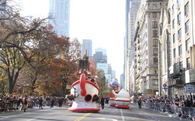 95. Macy 'nin Şükran Günü Geçidi 2021. 25 Kasım 2021, New York, ABD: 95. Macy 'nin Şükran Günü Geçidi 2021, tüm gücüyle geri döndü ve halk cadde boyunca tezahürat yapıyor ve 15 dev karakter balonuyla