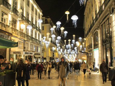 Lizbon 'da Baixa-Chiado. 28 Kasım 2021, Lizbon, Portekiz: 28 Kasım Pazar günü Lizbon 'daki Baixo-Chiado' da Noel süslemeleri ve Kara Cuma promosyonlarının keyfini çıkarmak için yoğun hareket).