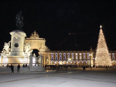 Lizbon 'daki Comercio Meydanı' nda Noel ağacı. 22 Kasım 2021, Lizbon, Portekiz: Noel ağacı şimdiden Lizbon 'un merkezindeki Comercio Meydanı' nda ışıklandırıldı. 