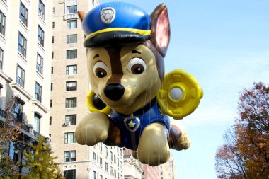 95. Macy 'nin Şükran Günü Geçidi 2021. 25 Kasım 2021, New York, ABD: 95. Macy 'nin Şükran Günü Geçidi 2021, tüm gücüyle geri döndü ve halk cadde boyunca tezahürat yapıyor ve 15 dev karakter balonuyla