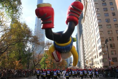95. Macy 'nin Şükran Günü Geçidi 2021. 25 Kasım 2021, New York, ABD: 95. Macy 'nin Şükran Günü Geçidi 2021, tüm gücüyle geri döndü ve halk cadde boyunca tezahürat yapıyor ve 15 dev karakter balonuyla