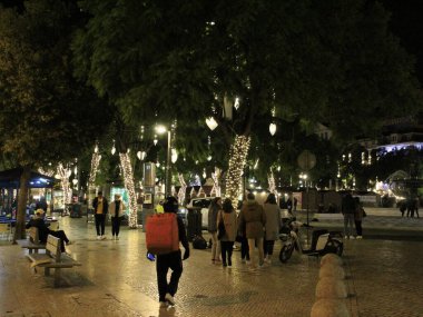 Yeni Coronavirus çeşidinin tehditlerine rağmen, Lizbon 'da sonbahar ve Noel süsleri ilgi çekiyor. 29 Kasım 2021, Lizbon, Portekiz: Lizbon 'daki turistik yerleri süsleyen Noel süsleri arasında insanlar yürüyor