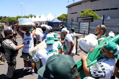 27 Kasım, Montevideo, Uruguay: Conmebol Libertadores Finali 'ni sahneleyecek olan Montevideo, Uruguay' daki Centenario stadyumunun girişinde Flamengo taraftarlarının hareketi