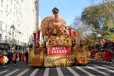 95. Macy 'nin Şükran Günü Geçidi 2021. 25 Kasım 2021, New York, ABD: 95. Macy 'nin Şükran Günü Geçidi 2021, tüm gücüyle geri döndü ve halk cadde boyunca tezahürat yapıyor ve 15 dev karakter balonuyla