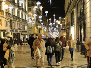 Lizbon 'da Baixa-Chiado. 28 Kasım 2021, Lizbon, Portekiz: 28 Kasım Pazar günü Lizbon 'daki Baixo-Chiado' da Noel süslemeleri ve Kara Cuma promosyonlarının keyfini çıkarmak için yoğun hareket).
