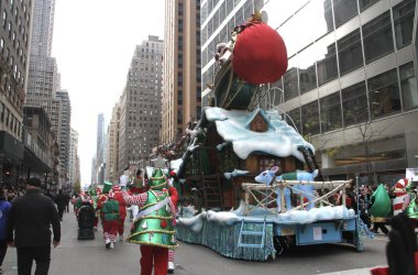 95. Macy 'nin Şükran Günü Geçidi 2021. 25 Kasım 2021, New York, ABD: 95. Macy 'nin Şükran Günü Geçidi 2021, tüm gücüyle geri döndü ve halk cadde boyunca tezahürat yapıyor ve 15 dev karakter balonuyla